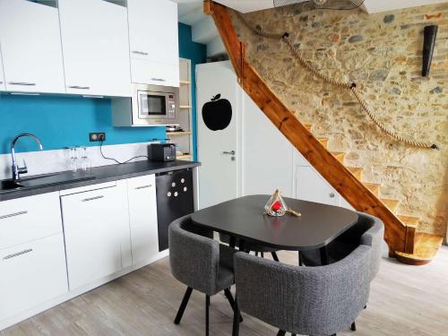 une cuisine avec une table et des chaises noires dans l'établissement Baigneur Saint Gilles Croix de Vie, à Saint-Gilles-Croix-de-Vie