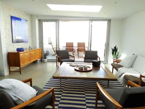 un salon avec un canapé et une table dans l'établissement Hydra Saint Gilles Croix de Vie, à Saint-Gilles-Croix-de-Vie