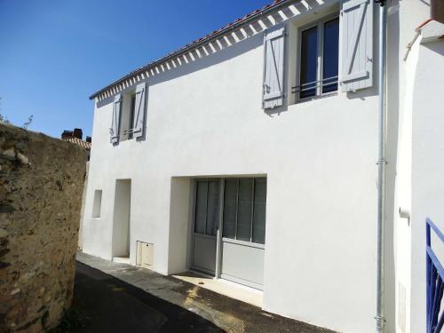 - un bâtiment blanc avec des fenêtres et un mur dans l'établissement Hydra Saint Gilles Croix de Vie, à Saint-Gilles-Croix-de-Vie