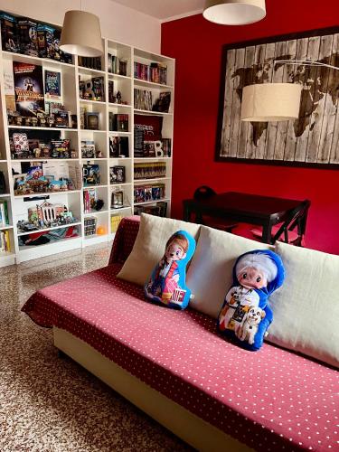two babies sitting on a couch in a living room at La casa di Marty B&B in Berceto