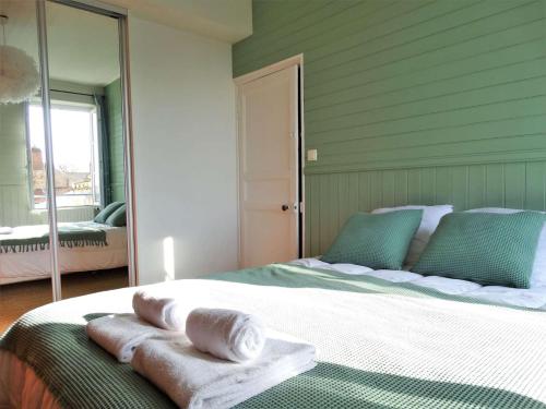 a bedroom with a bed with towels on it at Euréka SAint Gilles Croix de Vie in Encheur