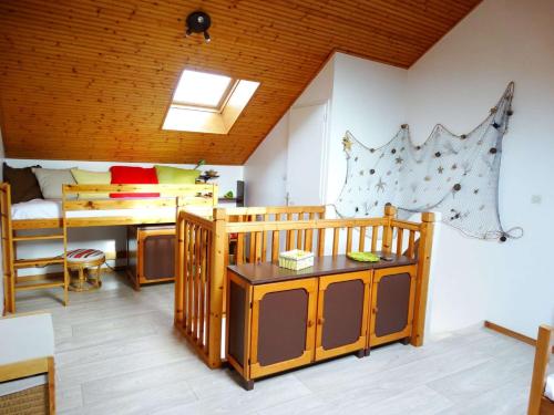 Cette chambre comprend un lit et un bureau. dans l'établissement Drisse Saint Gilles Croix de Vie, à Les Bussolleries