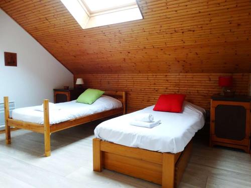 Cette chambre comprend deux lits et une lucarne. dans l'établissement Drisse Saint Gilles Croix de Vie, à Les Bussolleries