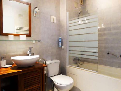 une salle de bain avec toilettes, lavabo et douche dans l'établissement Drisse Saint Gilles Croix de Vie, à Les Bussolleries