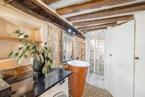 une salle de bain avec un lavabo et un miroir dans l'établissement Akipik, à Paris