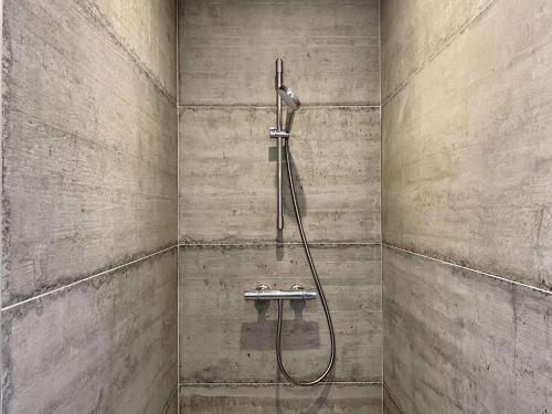 une douche avec un tuyau dans une salle de bain dans l'établissement Géranium Saint Gilles Croix de Vie, à Les Bussolleries