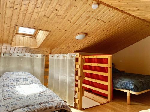 1 dormitorio con 1 cama y ventana en una habitación en Flotteur, en Saint-Hilaire-de-Riez