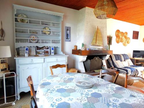 - un salon avec une table et une chambre avec un voilier dans l'établissement Frégate Saint Hilaire de Riez, à Les Bussolleries