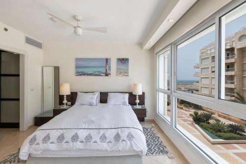 Rúm í herbergi á Luxury Modern Apt on the beach