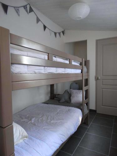 - une chambre avec deux lits superposés et un lit dans l'établissement Galet Saint Gilles Croix de Vie, à Saint-Gilles-Croix-de-Vie