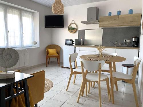 une cuisine et une salle à manger avec une table et des chaises dans l'établissement Harpon - Saint Gilles Croix de Vie, à Saint-Gilles-Croix-de-Vie
