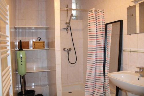 une salle de bain avec douche et lavabo dans l'établissement Harpon - Saint Gilles Croix de Vie, à Saint-Gilles-Croix-de-Vie