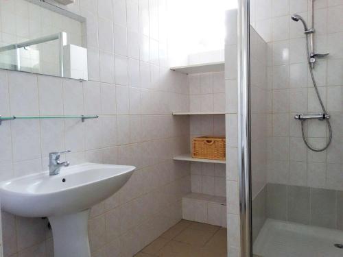 une salle de bain blanche avec un lavabo et une douche dans l'établissement Hauban - Saint Gilles Croix de Vie, à Saint-Gilles-Croix-de-Vie