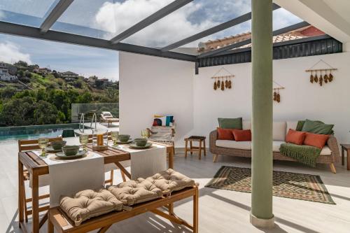 ein Wohnzimmer mit Blick auf ein Haus in der Unterkunft Villa Island Roots by An Island Apart in Calheta