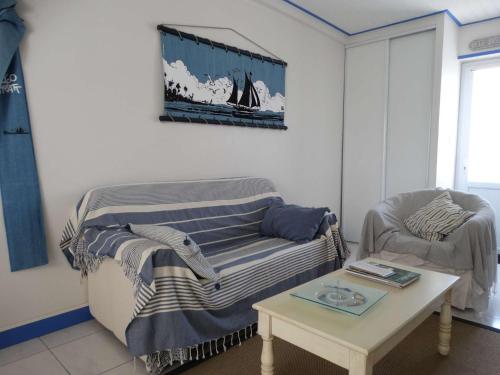 un salon avec un canapé et une table dans l'établissement Maison Saint Gilles Croix de Vie - L'Embellie, à Saint-Gilles-Croix-de-Vie