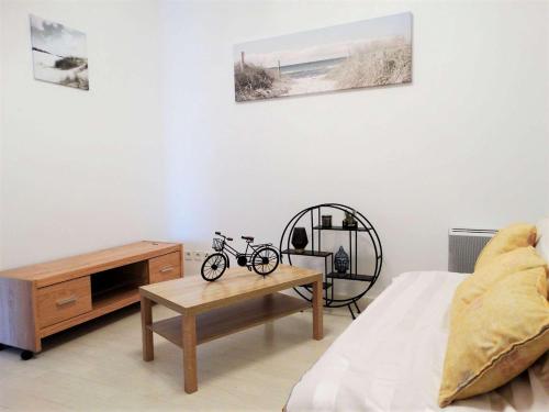 - une chambre avec un lit et un vélo sur une table dans l'établissement Latitude - ST HILAIRE DE RIEZ, à Sion-sur-lʼOcéan