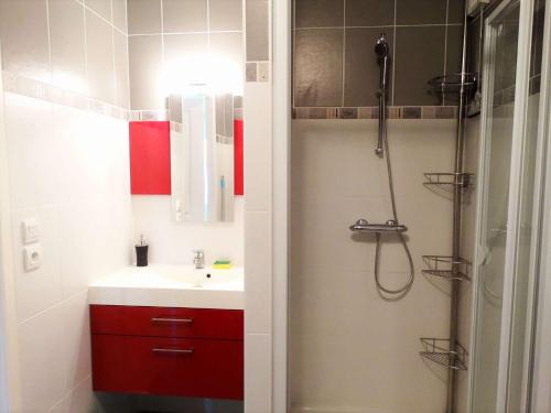 une salle de bain avec un lavabo et une douche dans l'établissement Latitude - ST HILAIRE DE RIEZ, à Sion-sur-lʼOcéan