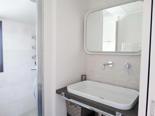 une salle de bain avec un lavabo et un miroir dans l'établissement Marinière Saint Gilles Croix de Vie, à Saint-Gilles-Croix-de-Vie