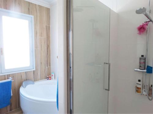 une salle de bain avec une douche, des toilettes et un lavabo dans l'établissement Langouste Saint Hilaire de Riez, à Sion-sur-lʼOcéan