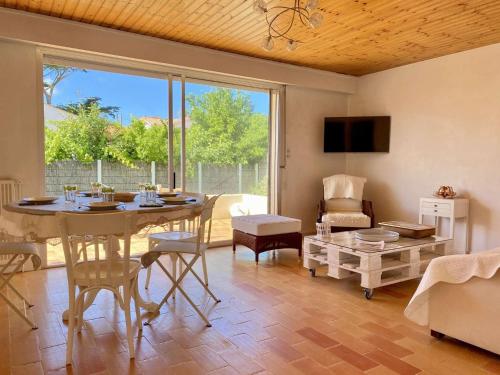 un salon avec une table et un canapé dans l'établissement Rivage - Saint Hilaire de Riez, à Les Bussolleries