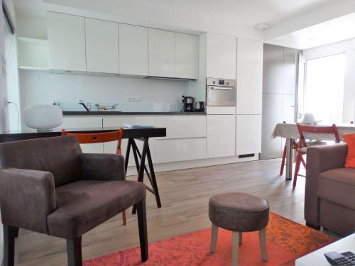 une cuisine et un salon avec une table et des chaises dans l'établissement Tulipe Saint Gilles Croix de Vie, à Saint-Gilles-Croix-de-Vie