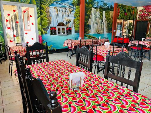 a restaurant with a table with a red and green table cloth at Hotel Del Valle in El Naranjo