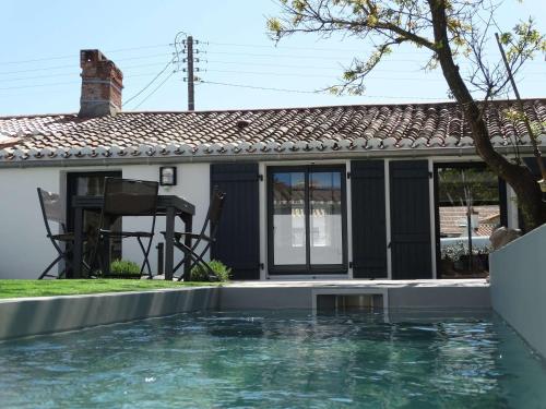 Transat Saint Gilles Croix de Vie في سانت جيل كروا دي فيي: حمام سباحة أمام منزل