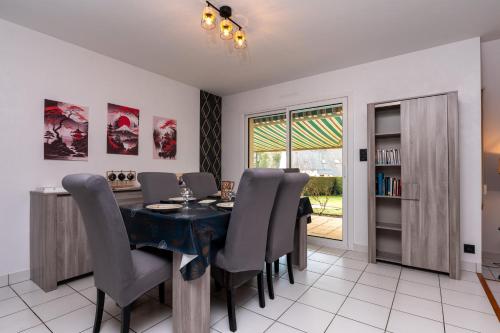une salle à manger avec une table et des chaises dans l'établissement Maison entre terre et mer, à Pluvigner