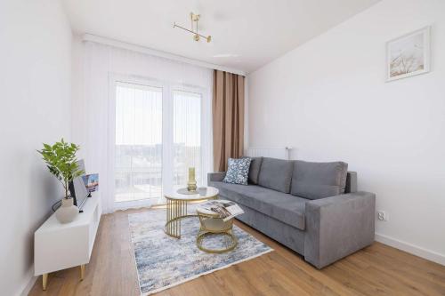 Jasny Apartament z Umeblowanym Balkonem w Krakowie Blisko Stawu by Noclegi Renters