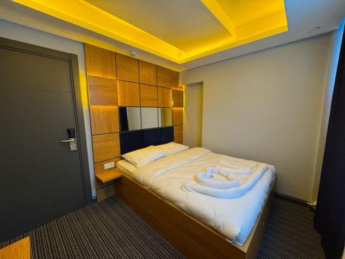 Een bed of bedden in een kamer bij Premium Palace