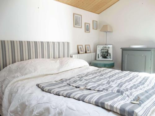 Cette chambre comprend un grand lit blanc. dans l'établissement Crustacé Saint Hilaire de Riez, à Saint-Hilaire-de-Riez