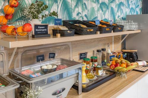 un buffet con frutta e verdura su un bancone di Appart'City Classic Toulouse Saint-Simon a Tolosa