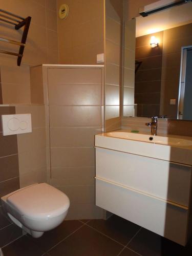 une salle de bain avec toilettes et lavabo dans l'établissement Matelot Saint Gilles Croix de Vie, à Saint-Gilles-Croix-de-Vie