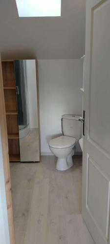 une salle de bain avec des toilettes blanches et un miroir dans l'établissement L'évasion Littorale de Sion - Saint Hilaire de Riez, à Saint-Hilaire-de-Riez