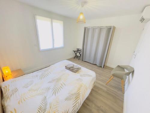 a bedroom with a bed and a chair and a window at Le Luxury Lodge - 8 Voyageurs - Parking et Wifi in Mulsanne