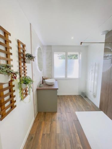 La salle de bains est pourvue d'un lavabo et d'un comptoir. dans l'établissement Le Luxury Lodge - 8 Voyageurs - Parking et Wifi, à Mulsanne