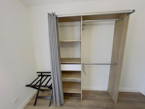 a closet with a curtain and a glass door at Le Luxury Lodge - 8 Voyageurs - Parking et Wifi in Mulsanne