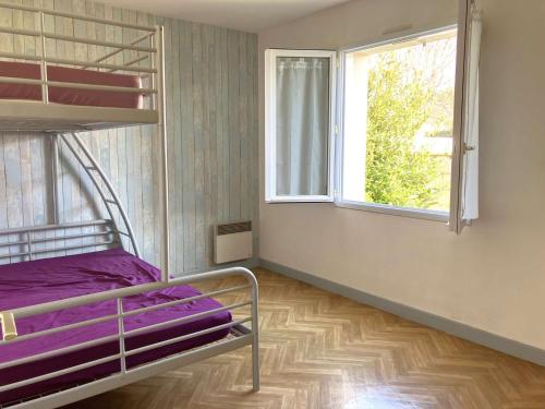 a bedroom with a bunk bed and a window at La Bussolerie de la mer - Saint Hilaire de Riez in Saint-Hilaire-de-Riez