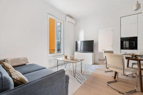 un salon avec un canapé et une table dans l'établissement Appartement Ostave - Welkeys, à Nice