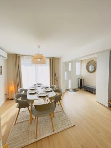 une salle à manger avec une table et des chaises dans l'établissement Le Luxury Lodge - 8 Voyageurs - Parking et Wifi, à Mulsanne