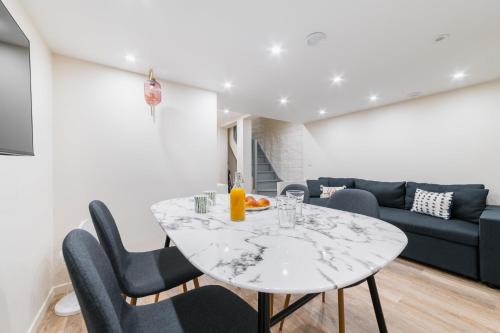une salle à manger avec une table et des chaises blanches dans l'établissement Sous Plex palais des congres Porte Maillot - 4P, à Neuilly-sur-Seine