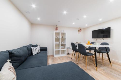 un salon avec un canapé et une table dans l'établissement Sous Plex palais des congres Porte Maillot - 4P, à Neuilly-sur-Seine