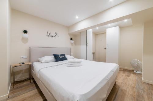 - une chambre blanche avec un grand lit blanc dans l'établissement Sous Plex palais des congres Porte Maillot - 4P, à Neuilly-sur-Seine