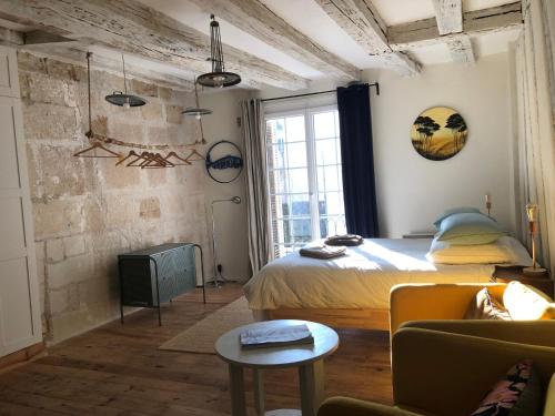 une chambre avec un lit et un salon avec un canapé dans l'établissement LEBIS, a deux pas de la cathédrale, à Tours