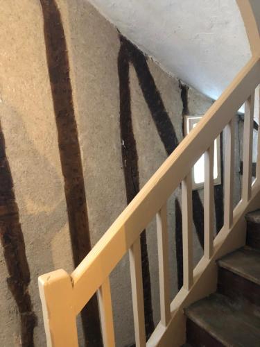 un escalier avec un mur endommagé et un escalier dans l'établissement LEBIS, a deux pas de la cathédrale, à Tours