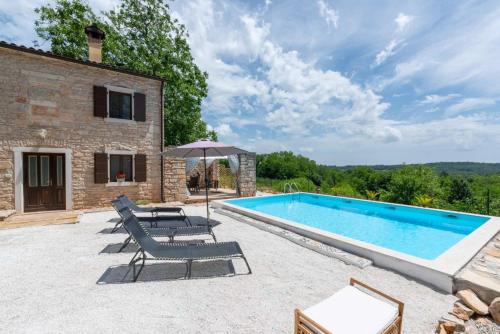 Holiday House with Private Pool Villa Ladybug