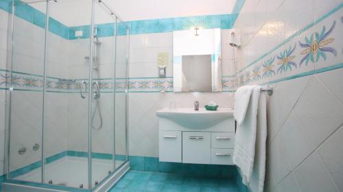 Un baño de Hotel Solemare Beach & Beauty SPA