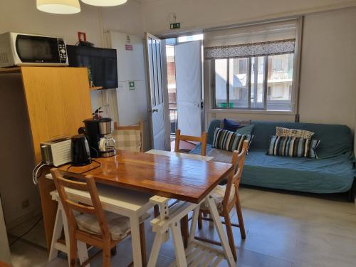 Una sala de estar con una mesa y sillas y un sofá. en Charm Discovery Principe 7, en Lisboa