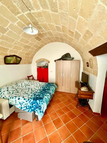a bedroom with a bed in a room at Patanella Wine in Spinazzola