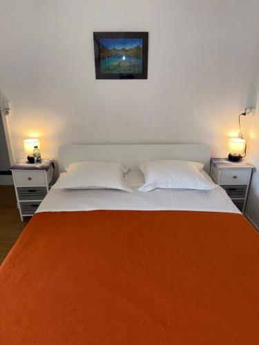 une chambre avec un grand lit avec deux tables de nuit dans l'établissement ACCI Cannes Riviera, à Cannes